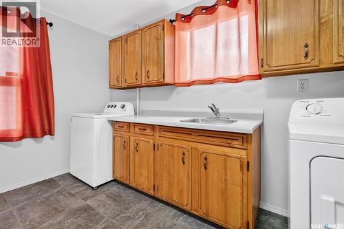 909 Ominica Street E, Moose Jaw, SK - Indoor Photo Showing Laundry Room