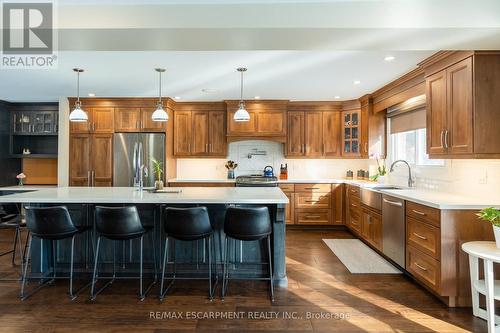 569 Rosseau Road, Hamilton, ON - Indoor Photo Showing Kitchen With Upgraded Kitchen