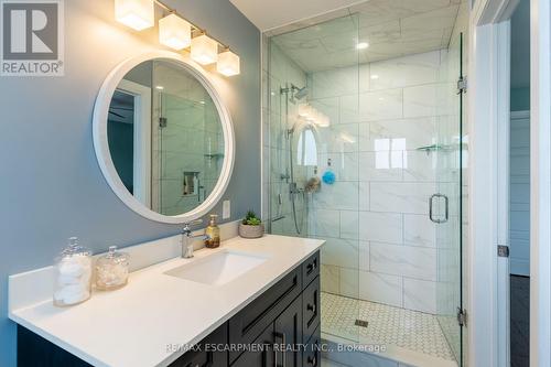 569 Rosseau Road, Hamilton, ON - Indoor Photo Showing Bathroom