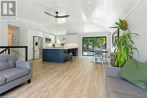 19 Wallace Place, Haldimand, ON - Indoor Photo Showing Living Room