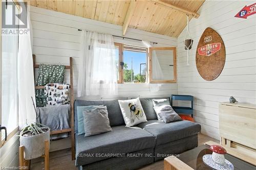 Bunkie - 19 Wallace Place, Haldimand, ON - Indoor