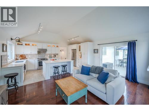 6107 Tavender Court, Summerland, BC - Indoor Photo Showing Living Room