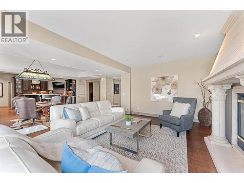 660 Almandine Court, Kelowna, BC - Indoor Photo Showing Living Room
