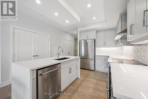 1007 - 71 Wyndham Street S, Guelph (St. Patrick'S Ward), ON - Indoor Photo Showing Kitchen With Upgraded Kitchen