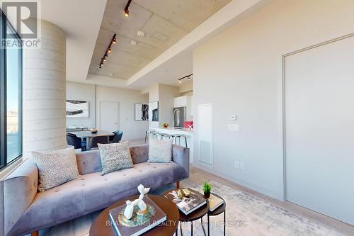 1701 - 458 Richmond Street W, Toronto, ON - Indoor Photo Showing Living Room