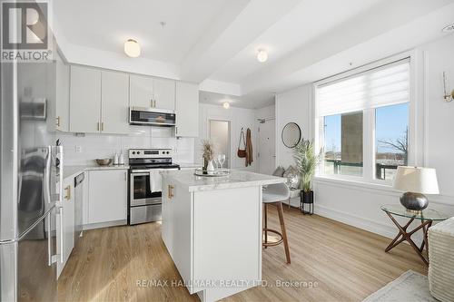 101 - 1711 Pure Springs Boulevard, Pickering, ON - Indoor Photo Showing Kitchen With Upgraded Kitchen