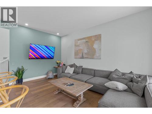 1846 Viewpoint Crescent, West Kelowna, BC - Indoor Photo Showing Living Room