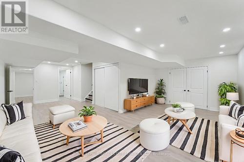 386 Reeves Way Boulevard, Whitchurch-Stouffville, ON - Indoor Photo Showing Living Room