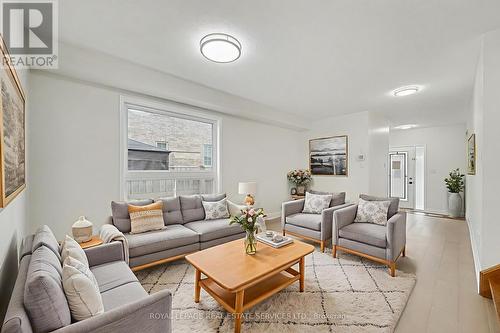 386 Reeves Way Boulevard, Whitchurch-Stouffville, ON - Indoor Photo Showing Living Room