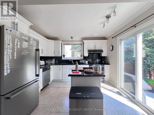 4 Cadence Gate, Ottawa, ON - Indoor Photo Showing Kitchen With Double Sink
