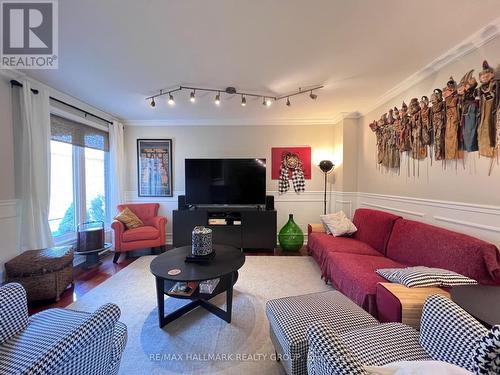 4 Cadence Gate, Ottawa, ON - Indoor Photo Showing Living Room