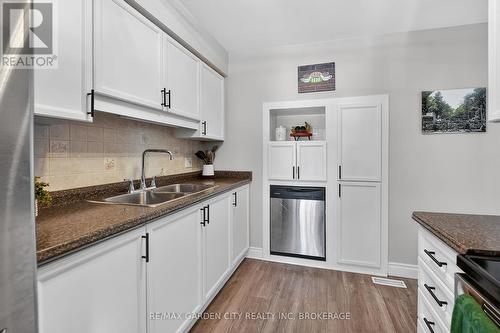 Kitchen - 5 Maureen Court, Pelham (Fonthill), ON - Indoor Photo Showing Kitchen With Double Sink