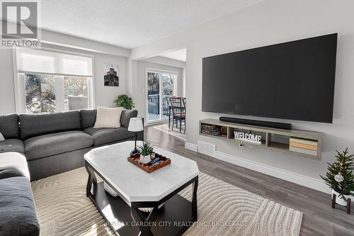 Living Room open to dining room - 5 Maureen Court, Pelham (Fonthill), ON - Indoor Photo Showing Living Room