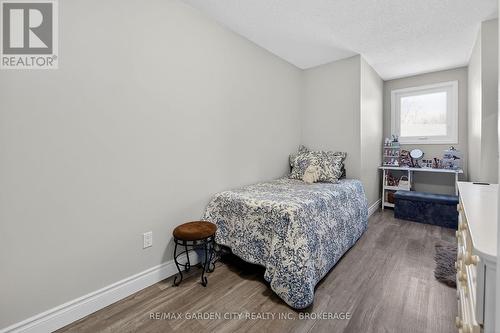 Third Bedroom with cozy nook - 5 Maureen Court, Pelham (Fonthill), ON - Indoor Photo Showing Bedroom