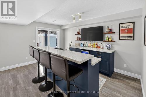 Bar with walk out access - 5 Maureen Court, Pelham (Fonthill), ON - Indoor