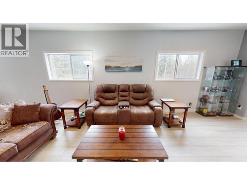 2107 Rawlings Road, Quesnel, BC - Indoor Photo Showing Living Room