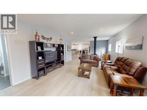 2107 Rawlings Road, Quesnel, BC - Indoor Photo Showing Living Room