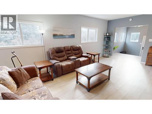 2107 Rawlings Road, Quesnel, BC - Indoor Photo Showing Living Room