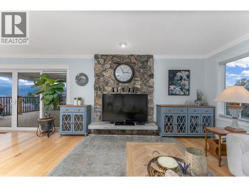 431 Upland Drive, Coldstream, BC - Indoor Photo Showing Living Room