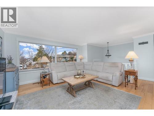 431 Upland Drive, Coldstream, BC - Indoor Photo Showing Living Room