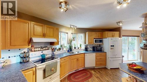 5270 Mackay Crescent, 108 Mile Ranch, BC - Indoor Photo Showing Kitchen With Double Sink