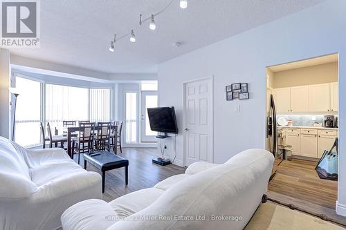 319 - 2511 Lakeshore Road W, Oakville (Br Bronte), ON - Indoor Photo Showing Living Room