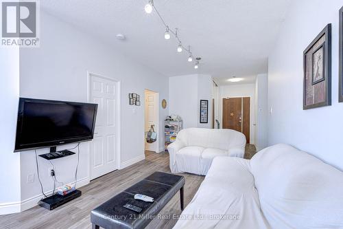 319 - 2511 Lakeshore Road W, Oakville (Br Bronte), ON - Indoor Photo Showing Living Room