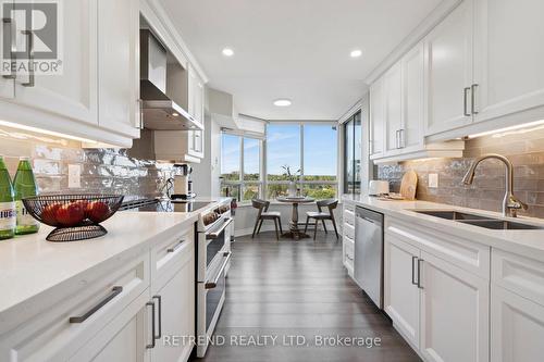 826 - 32 Clarissa Drive, Richmond Hill, ON - Indoor Photo Showing Kitchen With Double Sink With Upgraded Kitchen