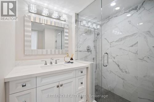 826 - 32 Clarissa Drive, Richmond Hill, ON - Indoor Photo Showing Bathroom