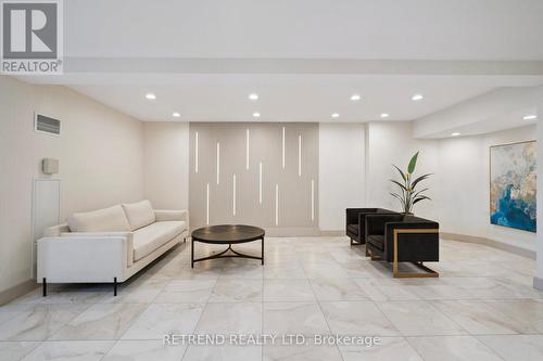 826 - 32 Clarissa Drive, Richmond Hill, ON - Indoor