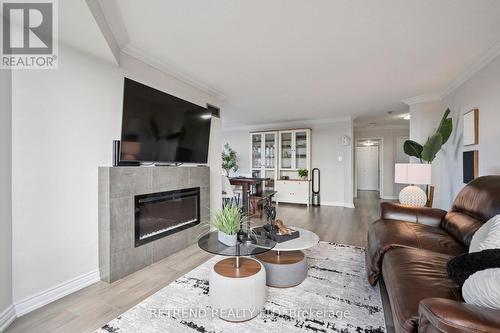 826 - 32 Clarissa Drive, Richmond Hill, ON - Indoor Photo Showing Living Room With Fireplace