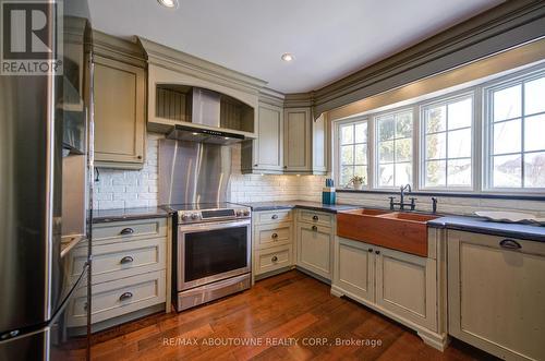 2193 Meadowland Drive, Oakville, ON - Indoor Photo Showing Kitchen With Upgraded Kitchen