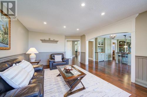 2193 Meadowland Drive, Oakville, ON - Indoor Photo Showing Living Room
