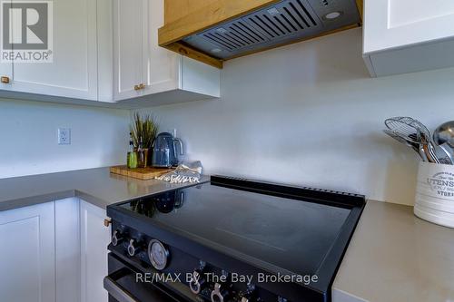 33 Nicort Road, Wasaga Beach, ON - Indoor Photo Showing Kitchen
