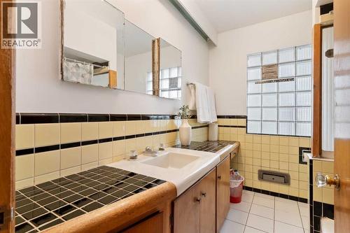 1738 Suffolk Street Sw, Calgary, AB - Indoor Photo Showing Bathroom