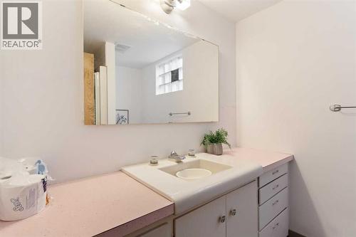 1738 Suffolk Street Sw, Calgary, AB - Indoor Photo Showing Bathroom