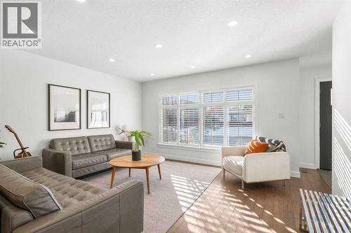 3332 Caribou Drive Nw, Calgary, AB - Indoor Photo Showing Living Room