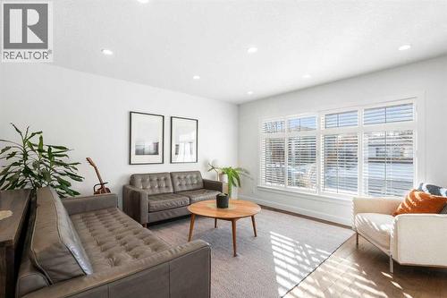 3332 Caribou Drive Nw, Calgary, AB - Indoor Photo Showing Living Room