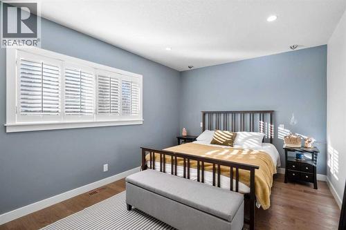 3332 Caribou Drive Nw, Calgary, AB - Indoor Photo Showing Bedroom
