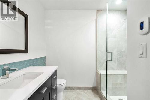 3332 Caribou Drive Nw, Calgary, AB - Indoor Photo Showing Bathroom