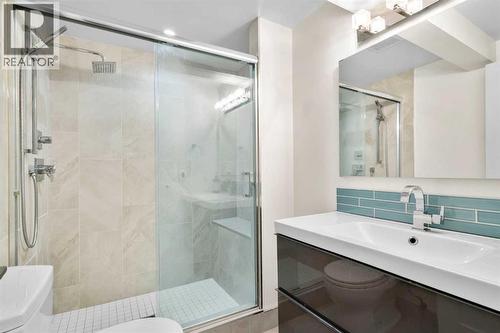 3332 Caribou Drive Nw, Calgary, AB - Indoor Photo Showing Bathroom