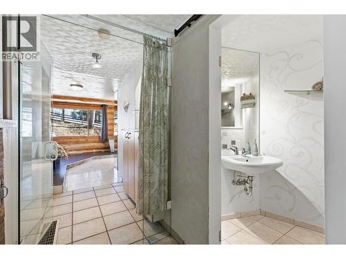 2549 Rose Drive, 150 Mile House, BC - Indoor Photo Showing Bathroom