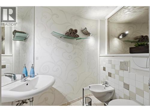 2549 Rose Drive, 150 Mile House, BC - Indoor Photo Showing Bathroom