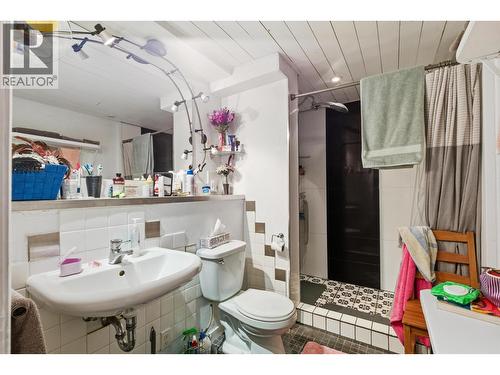 2549 Rose Drive, 150 Mile House, BC - Indoor Photo Showing Bathroom