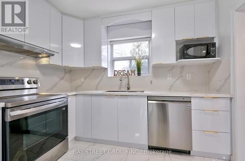 150 Vauxhall Drive, Toronto, ON - Indoor Photo Showing Kitchen