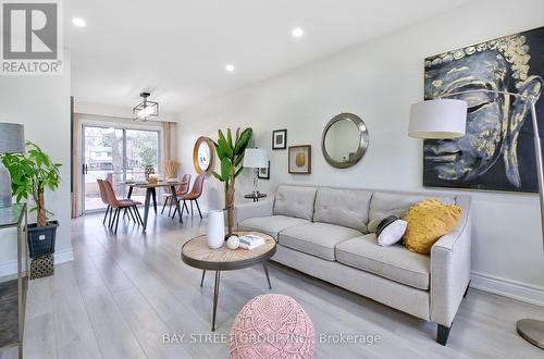 150 Vauxhall Drive, Toronto, ON - Indoor Photo Showing Living Room