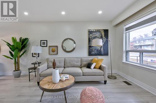 150 Vauxhall Drive, Toronto, ON - Indoor Photo Showing Living Room