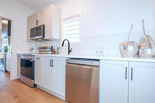 28 Stonewalk Place, Winnipeg, MB - Indoor Photo Showing Kitchen