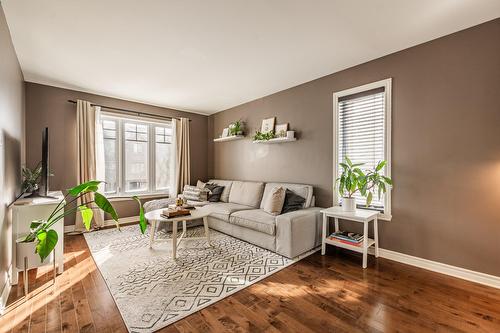 Salon - 8004 Rue Lemelin, Brossard, QC 