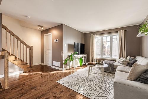 Salon - 8004 Rue Lemelin, Brossard, QC 